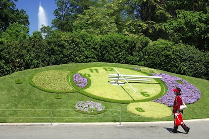 Suiza es el país de los relojeros y en su honor se construyó en 1955 uno de estilo floral en la ciudad de Ginebra. Se encuentra dentro del denominado Jardín Inglés, en el sur del lago Lemán. Mide cinco metros de diámetro y está compuesto por unas 6.500 flores. El mosaico que forman se modifica cuatro veces al año, luciendo diferente en cada estación. Las agujas también varían su color según la floración y la segundera está considera la más larga del mundo, con 2,5 metros de longitud. Es tan preciso como cualquier otro reloj suizo, pues está controlado de manera electrónica.