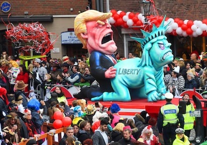 Una caricatura del presidente de Estados Unidos, Donald Trump, junto a la Estatua de la Libertad en el desfile de carnaval de Rose Monday, en Dusseldorf.