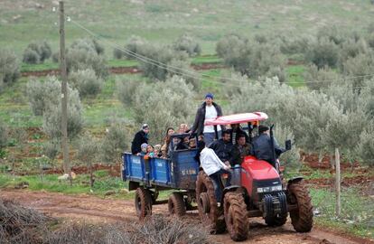 Refugiados sirios en un tractor llegan a Reyhanli, Turquía.