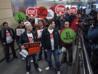 Integrantes de Stop Desahucios Bizkaia protestan contra las ejecuciones hipotecarias.