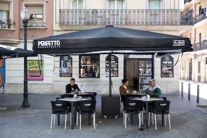 Terraza del Caffè Perfetto en la Barceloneta, este jueves.