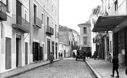 Una calle de Cullera (Valencia). Los responsables del departamento de Documentación de la fundación Agfitel estiman que las imágenes rescatadas se hicieron entre 1905 y 1929.