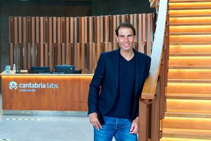 
El tenista español Rafa Nadal visitó este jueves el centro ecosostenible de Cantabria Labs, desde el que lanzó un mensaje de esperanza y responsabilidad frente a la pandemia y felicitó a los empleados de la empresa por su esfuerzo en la lucha contra el Covid.