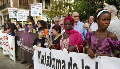 Concentraci&oacute;n en favor del derecho universal de acceso a la salud en la plaza de la Virgen de Valencia.