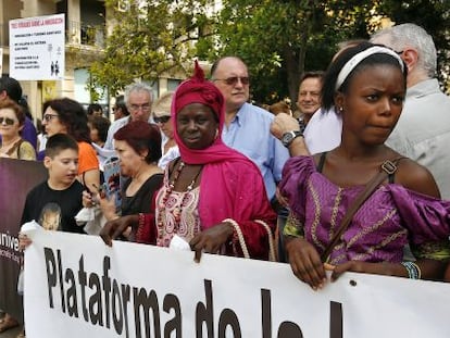 Concentraci&oacute;n en favor del derecho universal de acceso a la salud en la plaza de la Virgen de Valencia.