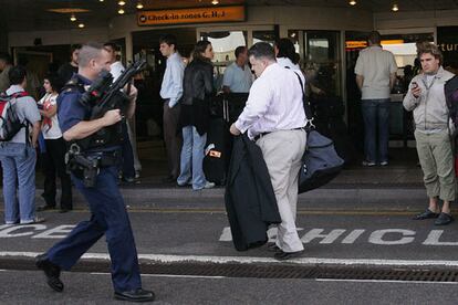 Las autoridades británicas aseguran que los terroristas pretendían un asesinato "en masa" a una "escala inimaginable". La operación sigue en marcha, "será larga" y se esperan nuevas detenciones, según Scotland Yard.