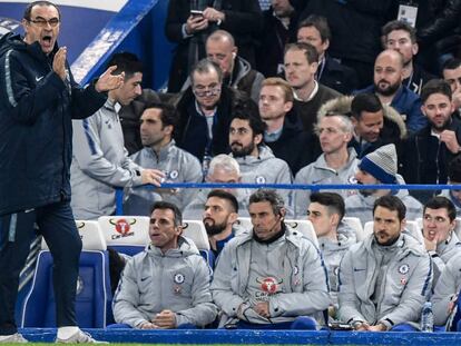 Sarri anima a su equipo mientras Kepa ocupa sitio en el banquillo.