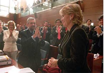 Los parlamentarios del PP aplauden a Esperanza Aguirre tras ser elegida presidenta de la Comunidad de Madrid.