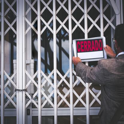 Un negocio cuelga el cartel de cierre en Madrid.