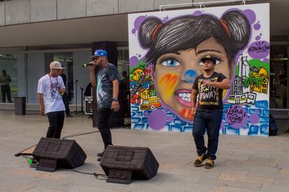 La banda de hip hop Censura Maestra ofrece un concierto en la Plaza Mayor de Medellín el pasado mes de marzo ante cientos de personas. Muchas de ellas eran asistentes al Congreso Global de Emprendimiento (GEC) uno de los eventos internacionales de mayor prestigio del sector de la innovación y la tecnología. 