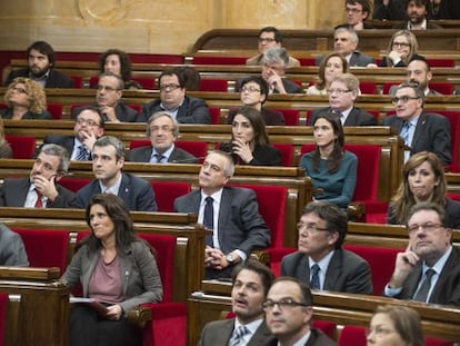 Rocío Martínez-Sampere y Joan Ignasi Elena, dos de los diputados díscolos, en el grupo socialista.