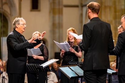 Peter Phillips dirige a The Tallis Scholars la ‘Missa ad fugam’ de Josquin des Prez en la catedral de Utrecht el pasado viernes.