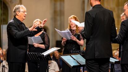 Peter Phillips dirige a The Tallis Scholars la ‘Missa ad fugam’ de Josquin des Prez en la catedral de Utrecht el pasado viernes.