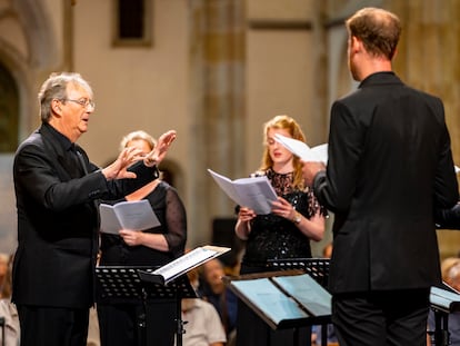 Peter Phillips dirige a The Tallis Scholars la ‘Missa ad fugam’ de Josquin des Prez en la catedral de Utrecht el pasado viernes.