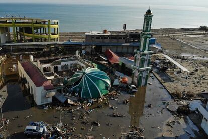 Vista de una mezquita colapsada tras el tsunami que devastó Palu, en Indonesia, el 1 de octubre.