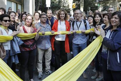 Els treballadors del Departament de Justícia han rebut la seva nova consellera, Ester Capella, amb un gran llaç groc i aplaudiments.