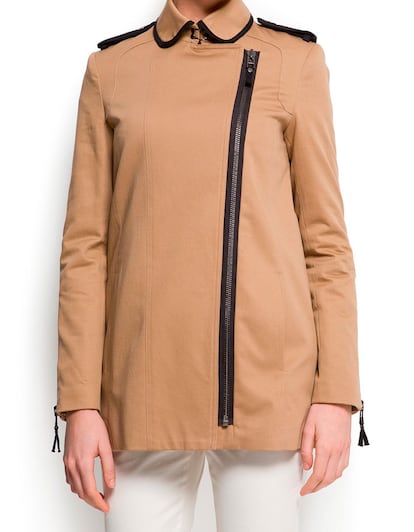 Trench estilo biker. Es de Mango y cuesta 69,99 euros.