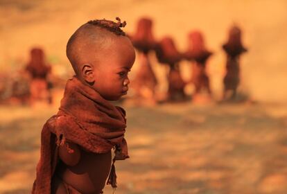 "Alejado y poco al margen del espectáculo turístico que se desarrollaba en una pequeña aldea Himba cercana a las cataratas Epupa, donde no parecían disfrutar ni aldeanos ni turistas, me senté a observar un tanto apartado los pequeños detalles que quedaban fuera del núcleo principal. Como este pequeño que jugaba y se ponía fino con la crema solar que su madre estaba elaborando hacía justo un momento.