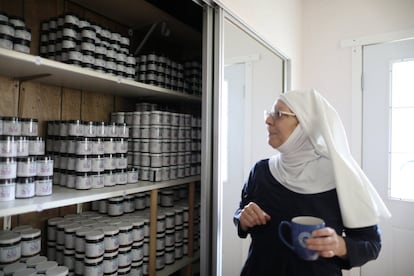 'Irmãs do Vale' também é o nome de seu negócio, que fabrica produtos medicinais a partir de suas plantas. Na imagem, Christine Meeusen, conhecida como irmã Kate, observa o inventario de bálsamo de canabidiol.