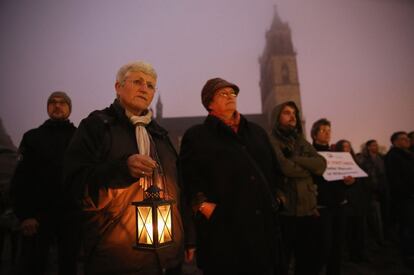 Asistentes a un mitin a favor de la política de la canciller alemana hacia la recepción de migrantes y refugiados durante una manifestación de protesta en las inmediaciones organizada por el partido político AfD contra esta política, en Magdeburgo, Alemania.