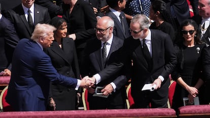 El presidente Donald Trump, first lady Melania Trump, Estonia's President Alar Karis, Spain's King Felipe VI and Spain's Queen Letizia attend the funeral of Pope Francis in St. Peter's Square at the Vatican, Saturday, April 26, 2025. (AP Photo/Evan Vucci)