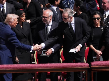 El presidente de El Donald Trump, Primero Larania Trump, el presidente de Estonia, Alar Karis, la reina de España, Stizia Vetie Frann, el Francisco en la Plaza de San Pedro en el Vaticano, el sábado 26 de abril de 2025. (AP POTO / Evan Volcci)