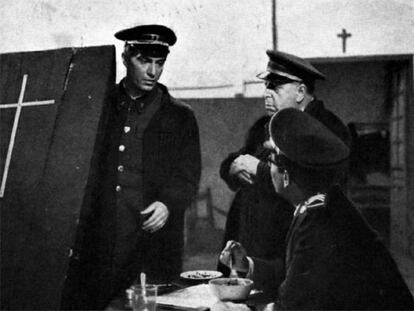 Nino Manfredi, a la izquierda, en <b><i>El verdugo, </i></b><b>película dirigida por </b><b>Luis García Berlanga con guión de Rafael Azcona