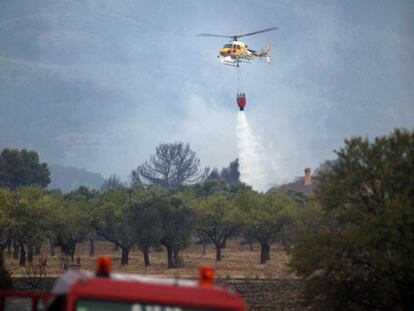 Un vehículo de bomberos en la zona del incendio en Horta de Sant Joan (Tarragona).