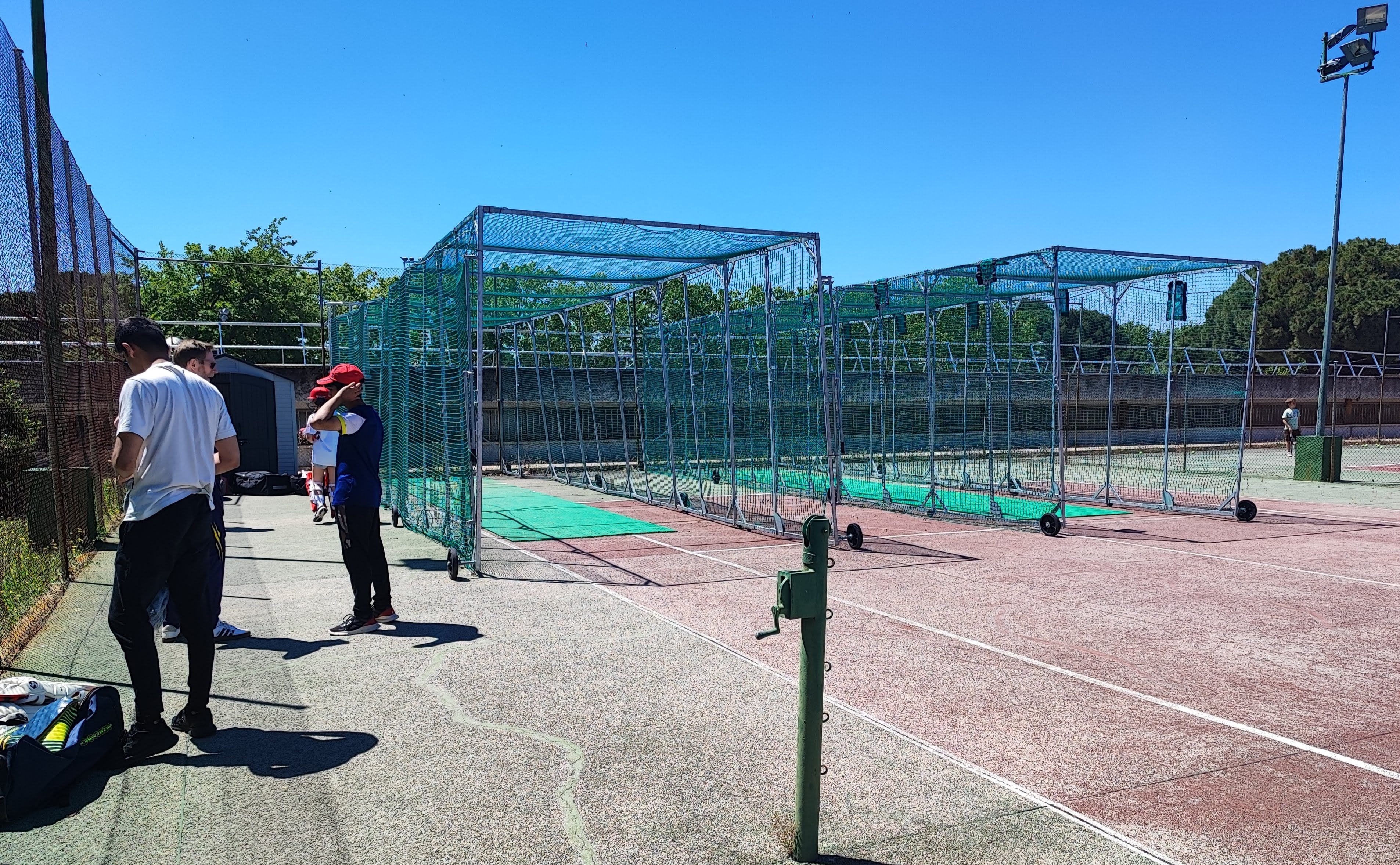 Jaulas de bateo instaladas por el MCC en una pista de tenis de la Universidad Complutense (Madrid).