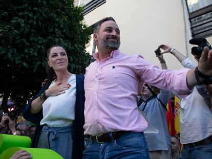 Santiago Abascal y Macarena Olona, durante el mitin electoral de VOX en Sevilla.