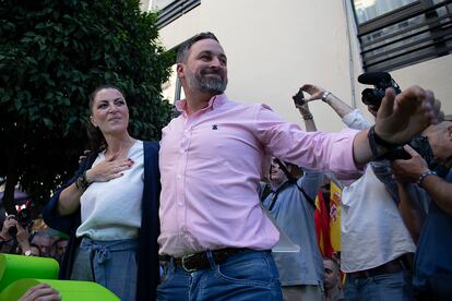 Santiago Abascal y Macarena Olona, durante el mitin electoral de VOX en Sevilla.