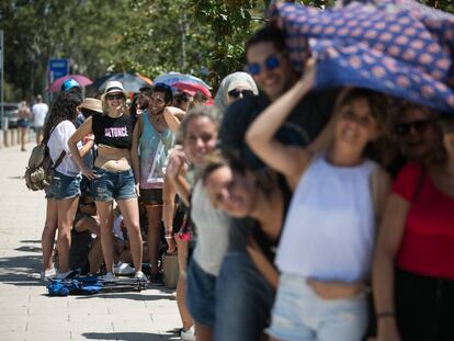 Largas colas bajo un duro sol de seguidores de Beyonc&eacute; alrededor del Estadi Olimpic de Barcelona. 