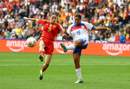 Esther González y Jessica Carter luchan por el balón.