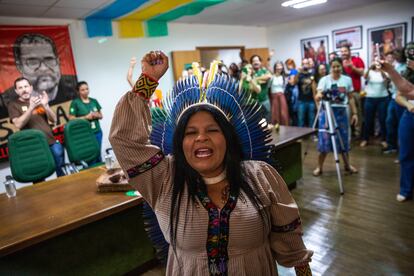 Sonia Guajajara, representante del nuevo Ministerio de los Pueblos Indígenas, levanta el puño y grita de alegría al entrar en la sala de conferencia de la Funai.