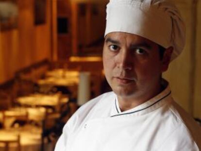 El cocinero Manuel López con uno de sus platos.