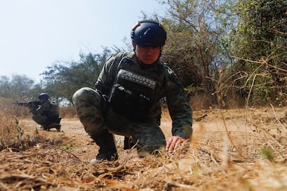 Elemento del ejército durante un operativo, en Michoacán, en 2022. 