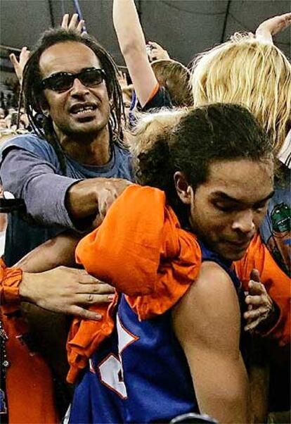 El tenista francés Yannick Noah felicita a su hijo Joakim Noah.