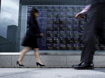 EN Tokio, los bancos ponen monitores para que los peatones sigan las cotizaciones. Este es un ejemplo de hoy mismo. 