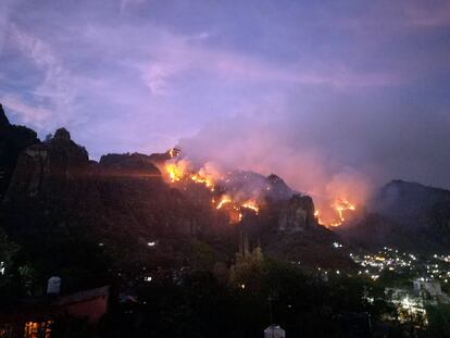 Incendio activo en el cerro Los Corredores del Valle Sagrado de Tepoztlán, Morelos.