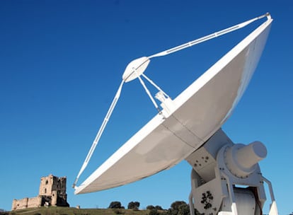 Antena de SMOS en el ESAC, con el castillo de Villanueva de la Cañada (Madrid) al fondo.