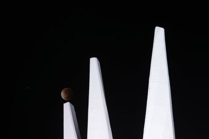 Imagen de la Luna durante el eclipse en Brasilia. El fenómeno ha durado tres horas.