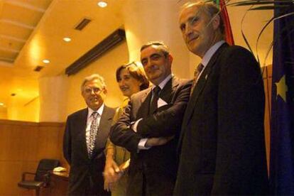 La <i>vicelehendakari</i> del Gobierno flanqueada por los tres diputados generales en julio de 2002.