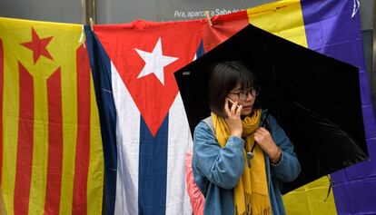 Una mujer habla por teléfono, el 1 de mayo, en Barcelona.