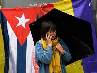 Una mujer habla por teléfono, el 1 de mayo, en Barcelona.