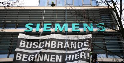 Activistas de Greenpeace instalan una pancarta en la sede de Siemens en protesta por su participación en el proyecto de carbón Carmichael, en Australia.