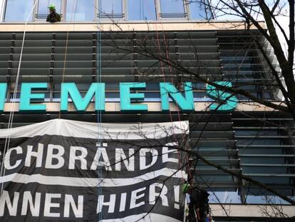 Activistas de Greenpeace instalan una pancarta en la sede de Siemens en protesta por su participación en el proyecto de carbón Carmichael, en Australia. 