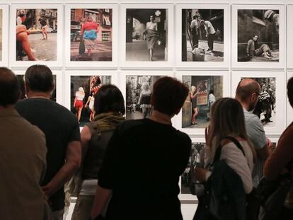 Visitantes de una exposici&oacute;n en el MNAC, que se quiere que lidere la red de museos de arte.