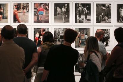 Visitantes de una exposici&oacute;n en el MNAC, que se quiere que lidere la red de museos de arte.