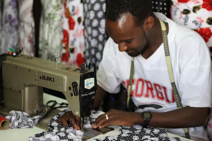 Kamal Hussein, de 36 años, es sastre y propietario de un pequeño comercio de telas. De padre somalí y madre eritrea, emigró en los 2000 a Nairobi y, aunque las condiciones, asegura, “podrían ser mejores”, se muestra contento con el volumen de ventas de estos últimos meses. Confiesa que en ocasiones, sucondición de somalí ha provocado el rechazo entre otras comunidades que residen en el barrio, especialmente los kenianos.