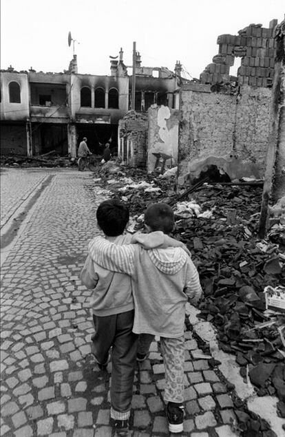 <b>Por DIEGO SÁNCHEZ MALDONADO, estudiante de 2 de ESO e hijo de Gervasio.</b> Es una foto que muestra la amistad en la posguerra. La libertad de que por fin puedes caminar sin miedo por las calles con tu mejor amigo tras haber sufrido una terrible guerra. La ciudad quedo hecha una ruina con los edificios destrozados y los pocos que seguían en pie tenían restos de pólvora. Los que más sufren las consecuencias de una guerra son los niños. Muchos no son conscientes de la terrible gravedad de la situación y también son los más vulnerables.